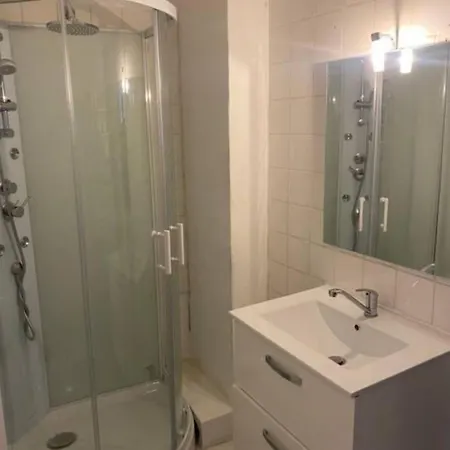Studio With Terrace In The City Center Daire *